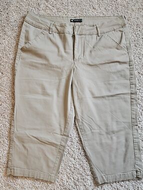 Lee Women's Crop Capris in Light Tan
